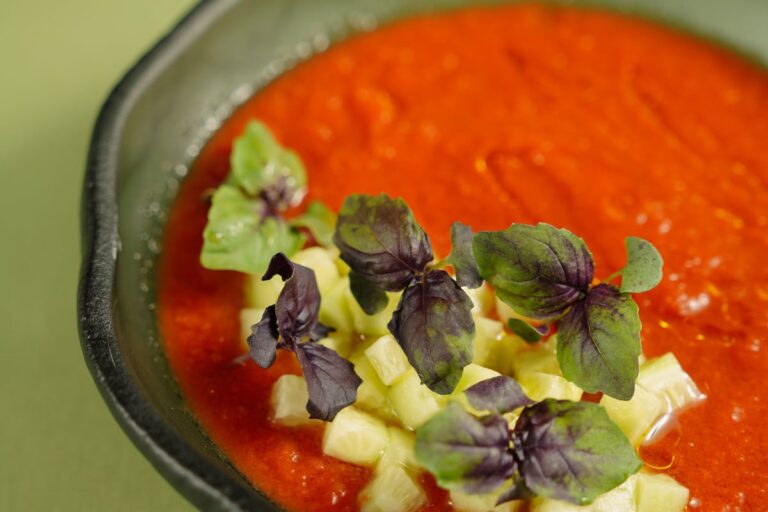 Wie wird eine schnelle Gemüsesuppe mit Tiefkühlgemüse besonders aromatisch