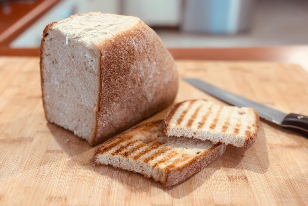 Wie gelingt ein deftiges Bauernbrot ohne Sauerteig in kurzer Zeit