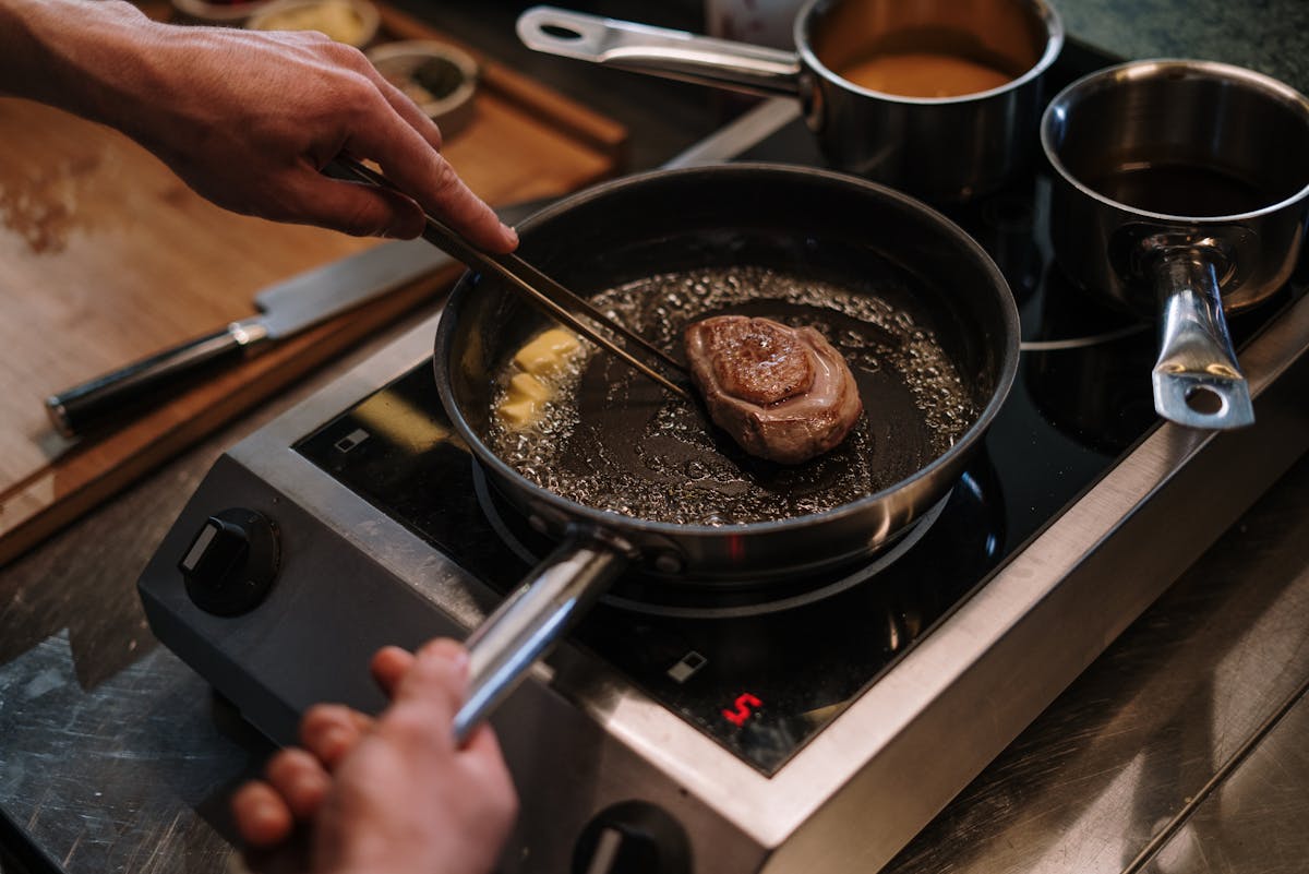 Wie gelingt eine knusprige Kruste bei Schweinebraten im Ofen