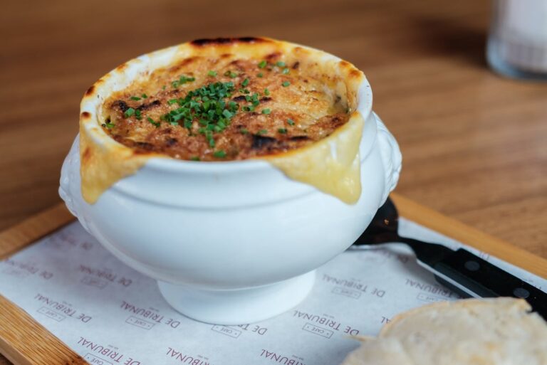 Wie macht man schnelle Zwiebelsuppe aus frischen Zwiebeln