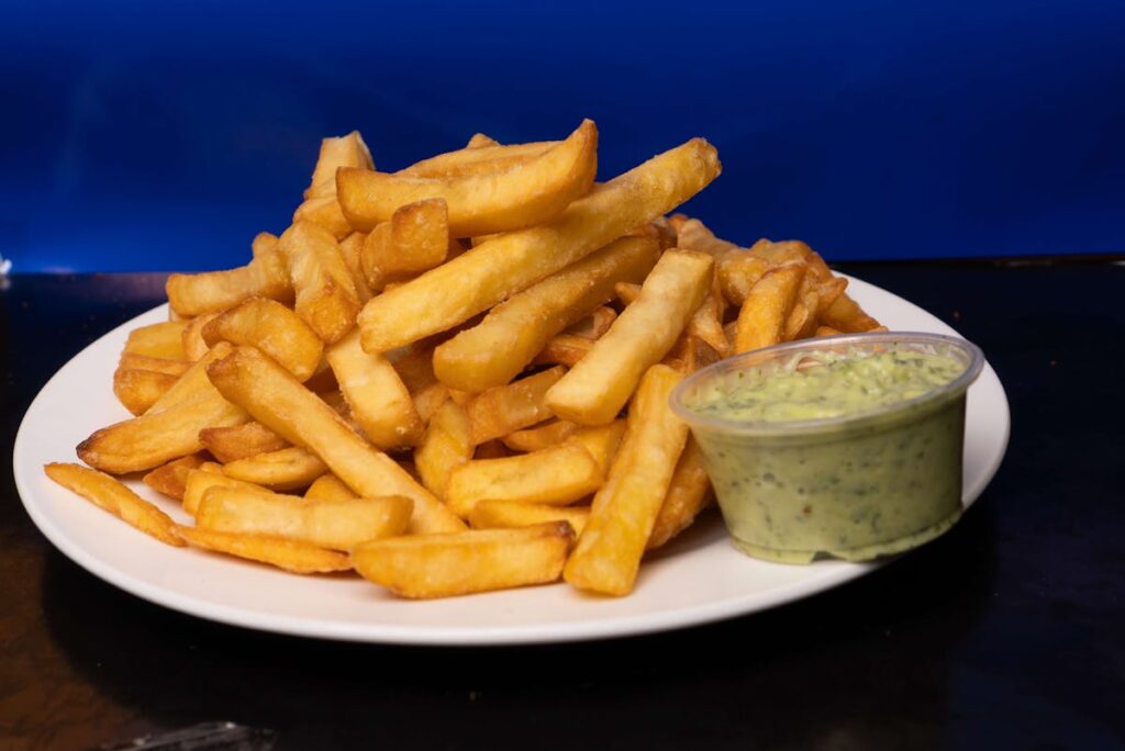 Wie macht man knusprige Süßkartoffelpommes im Ofen, ohne Fritteuse?