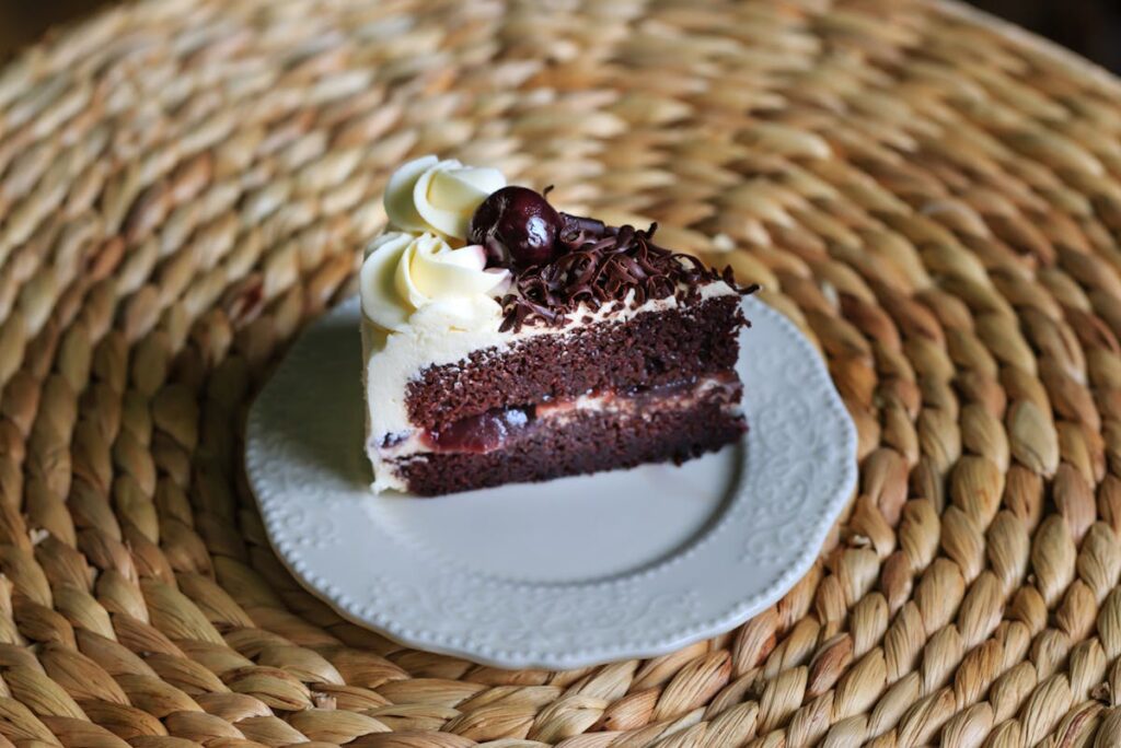 Wie schichtet man eine Schwarzwälder Kirschtorte, damit sie stabil bleibt