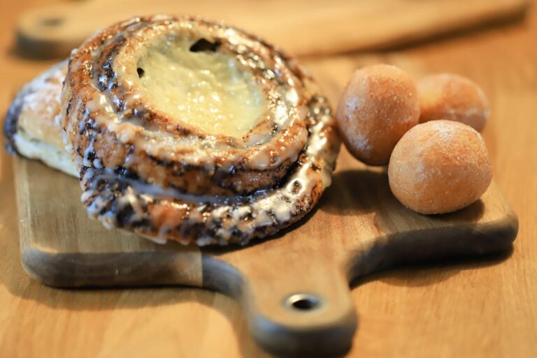 Wie werden Quarkbällchen innen fluffig und außen knusprig