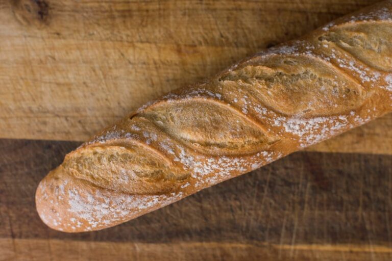 Welche Temperatur ist ideal für das Backen von Baguette, um eine knusprige Kruste zu erhalten?