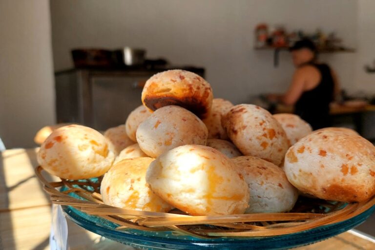 Wie gelingen Sauerteigbrötchen mit einer besonders knusprigen Kruste?