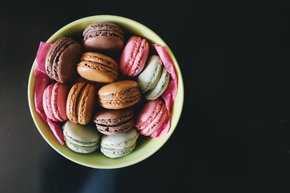 Wie macht man perfekte Macarons, die innen weich und außen knusprig sind
