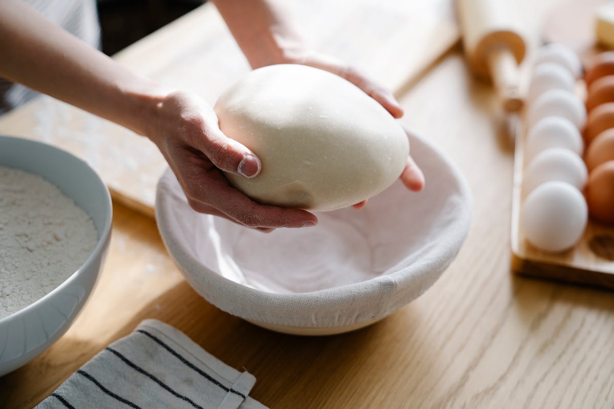 Warum wird Hefeteig bei Kälte zäh und wie kann man ihn trotzdem verarbeiten?