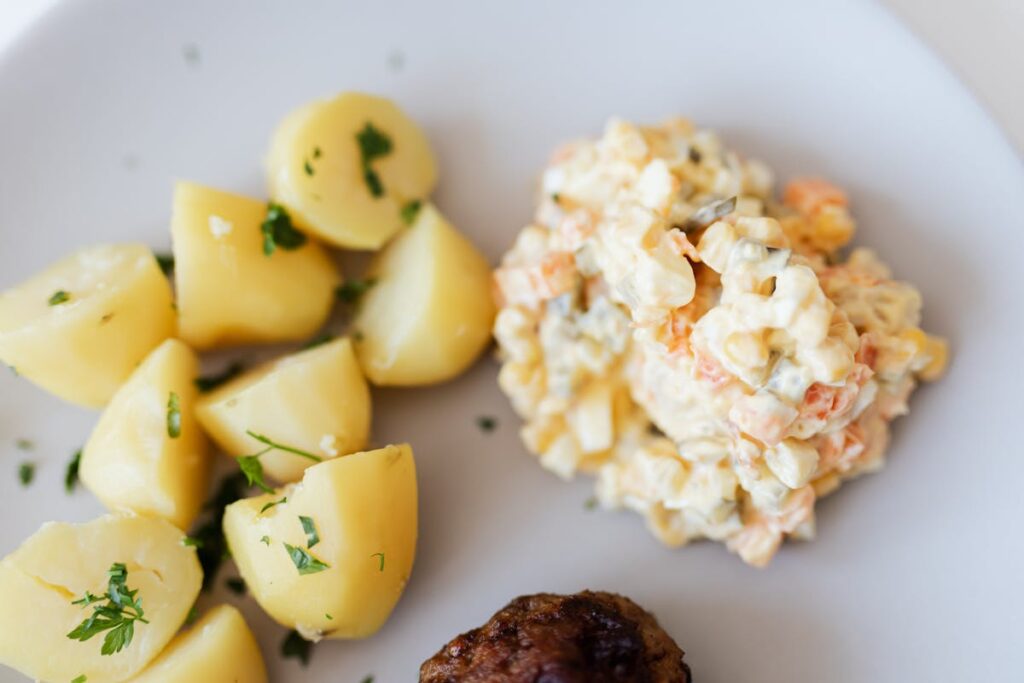 Wie bereitet man Kartoffelsalat mit Brühe zu, der nicht matschig wird?