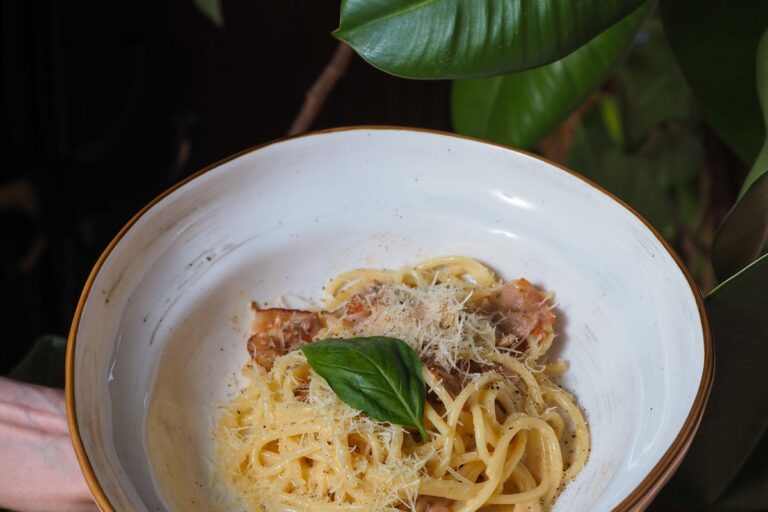 Wie bereitet man Spaghetti Carbonara ohne Sahne zu?