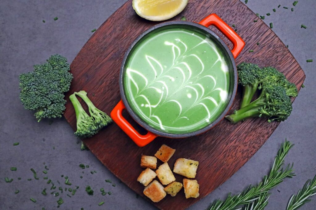 Wie bereitet man eine cremige Brokkolisuppe mit Sahne zu?