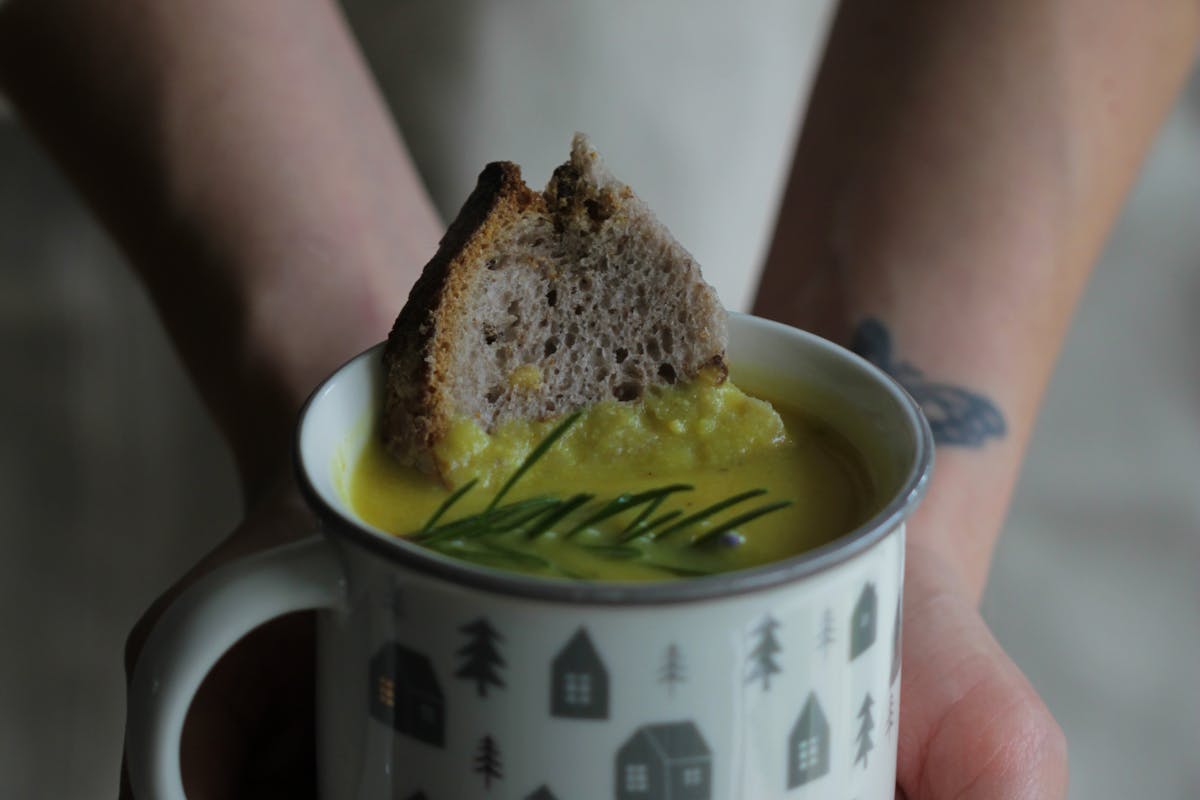 Wie bereitet man eine cremige Kartoffel-Sellerie-Suppe zu?