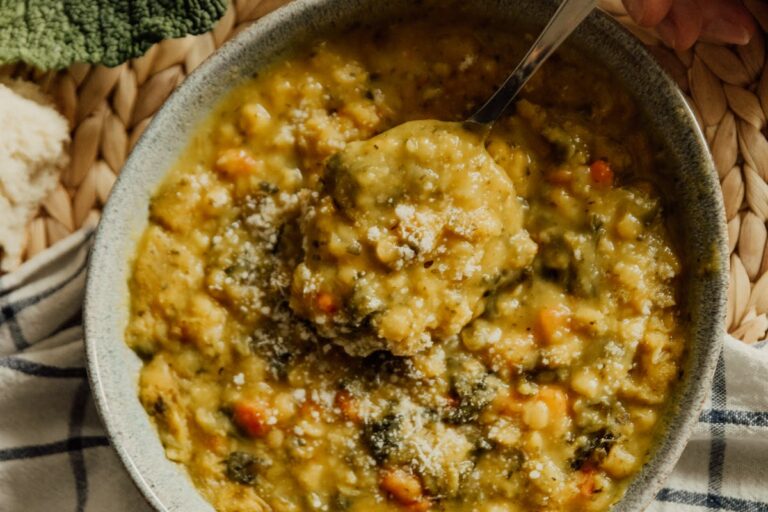 Wie bereitet man eine herzhafte Kohlrabisuppe mit Hackfleisch zu?