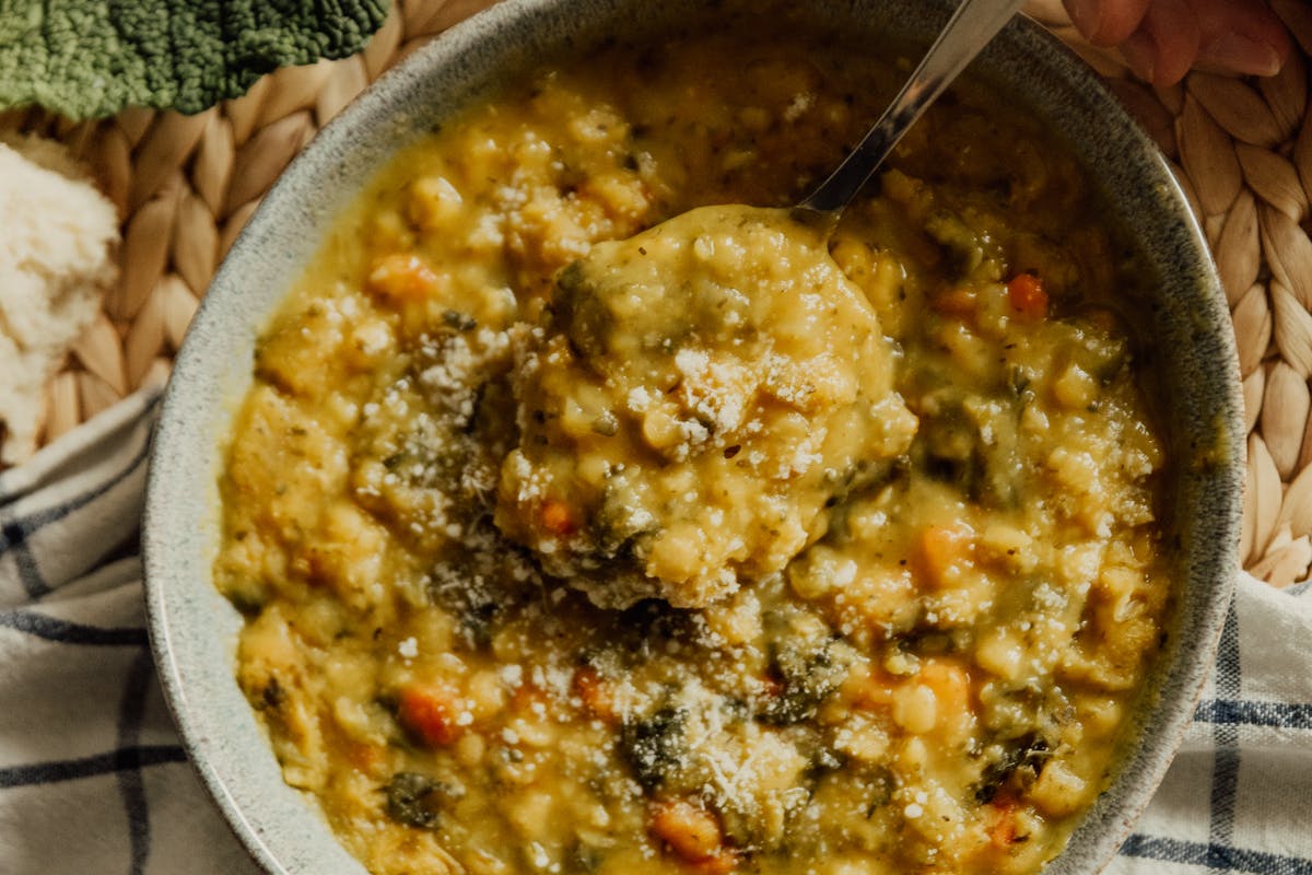 Wie bereitet man eine herzhafte Kohlrabisuppe mit Hackfleisch zu?