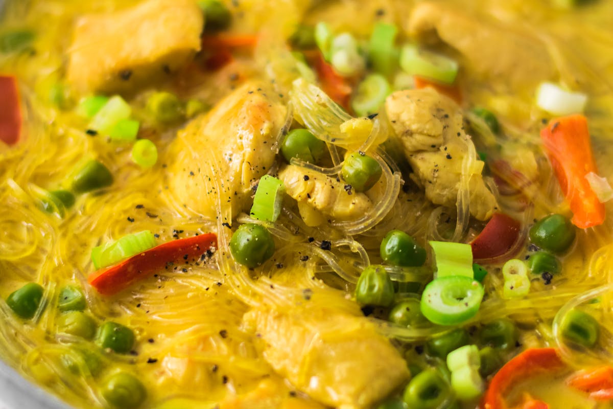 Wie bereitet man eine schnelle Curry-Gemüsepfanne mit Hähnchen zu?