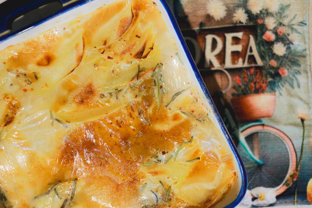 Wie gelingt ein einfaches Kartoffel-Zucchini-Gratin mit Käse?