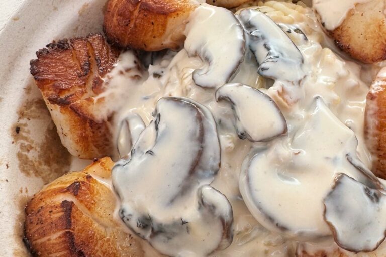 Wie gelingt ein klassisches Geschnetzeltes mit Pilzrahmsoße?