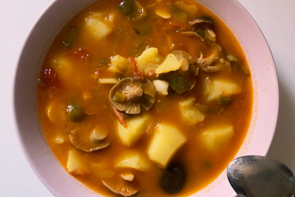 Wie gelingt schneller Kartoffeleintopf mit Karotten und Lauch?