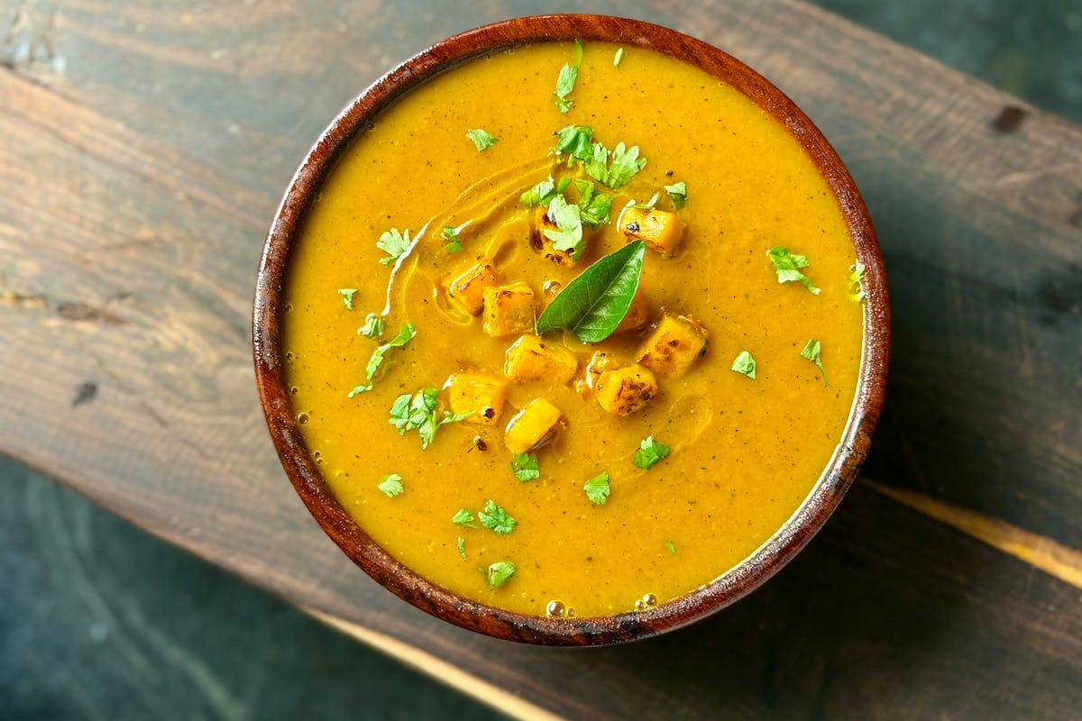 Wie kocht man ein deftiges Kürbiscurry mit Erdnussbutter?