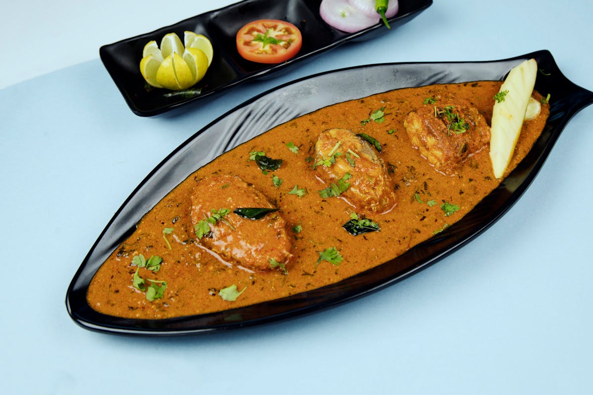 Wie kocht man ein schnelles Fischcurry mit Kokosmilch und Gemüse?