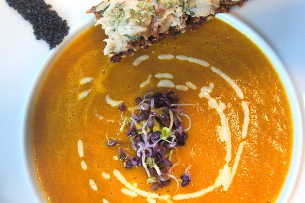 Wie kocht man eine cremige Karottensuppe mit Ingwer?