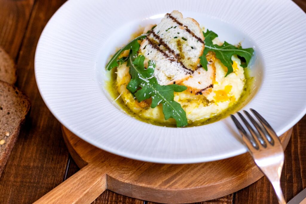Wie kocht man eine cremige Polenta mit Parmesan und Kräutern?