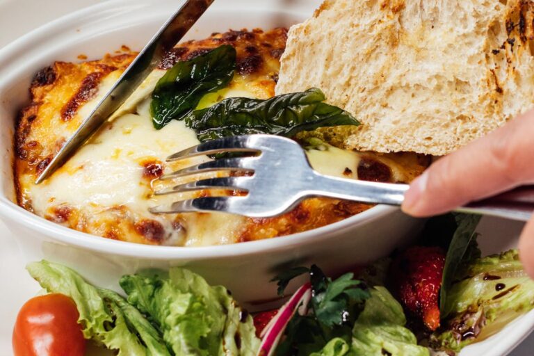 Wie kocht man eine herzhafte Käsesuppe mit Hackfleisch und Porree?