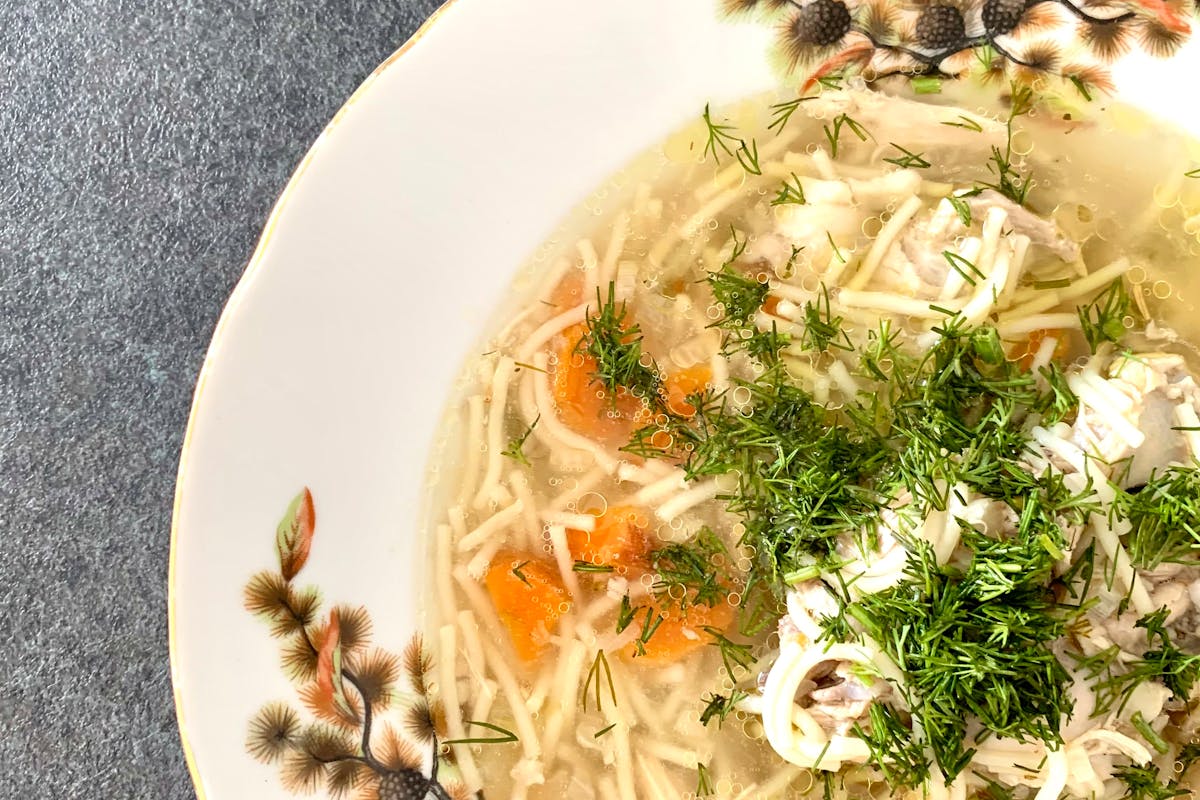 Wie kocht man eine schnelle Nudelsuppe mit Gemüse und Hähnchen?