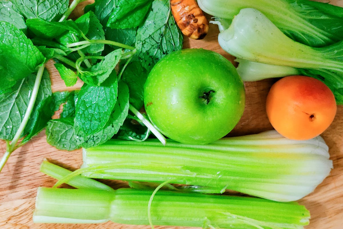 Wie kocht man einfache Selleriesuppe mit einem Hauch von Apfel?
