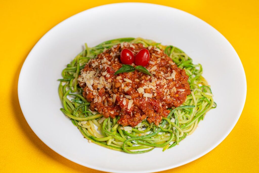 Wie kocht man einfache Zucchinispaghetti mit einer leichten Tomatensoße?