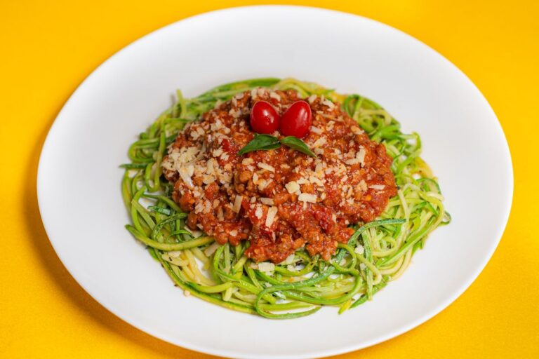 Wie kocht man einfache Zucchinispaghetti mit einer leichten Tomatensoße?