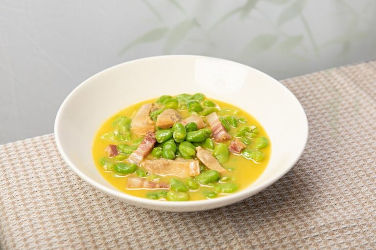 Wie kocht man schnelle Speckbohnen als Beilage?