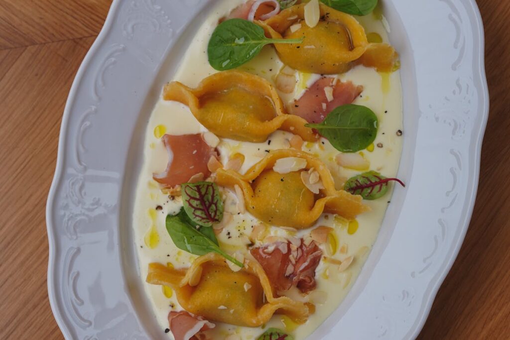 Wie kocht man schnelle Tortellini in Schinken-Sahne-Soße?