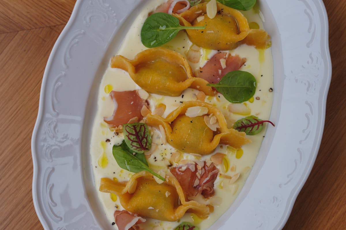 Wie kocht man schnelle Tortellini in Schinken-Sahne-Soße?