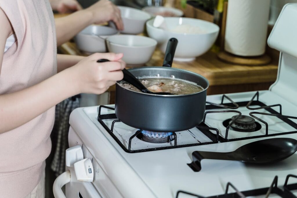 Wie lange sollte eine Hühnersuppe köcheln, damit sie besonders kräftig wird?