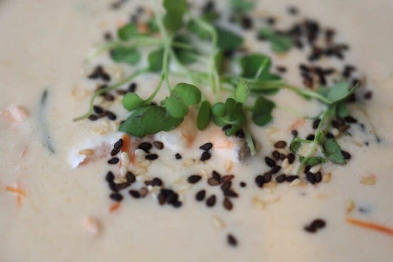 Wie macht man ein cremiges Rahmgemüse aus Zucchini und Möhren?