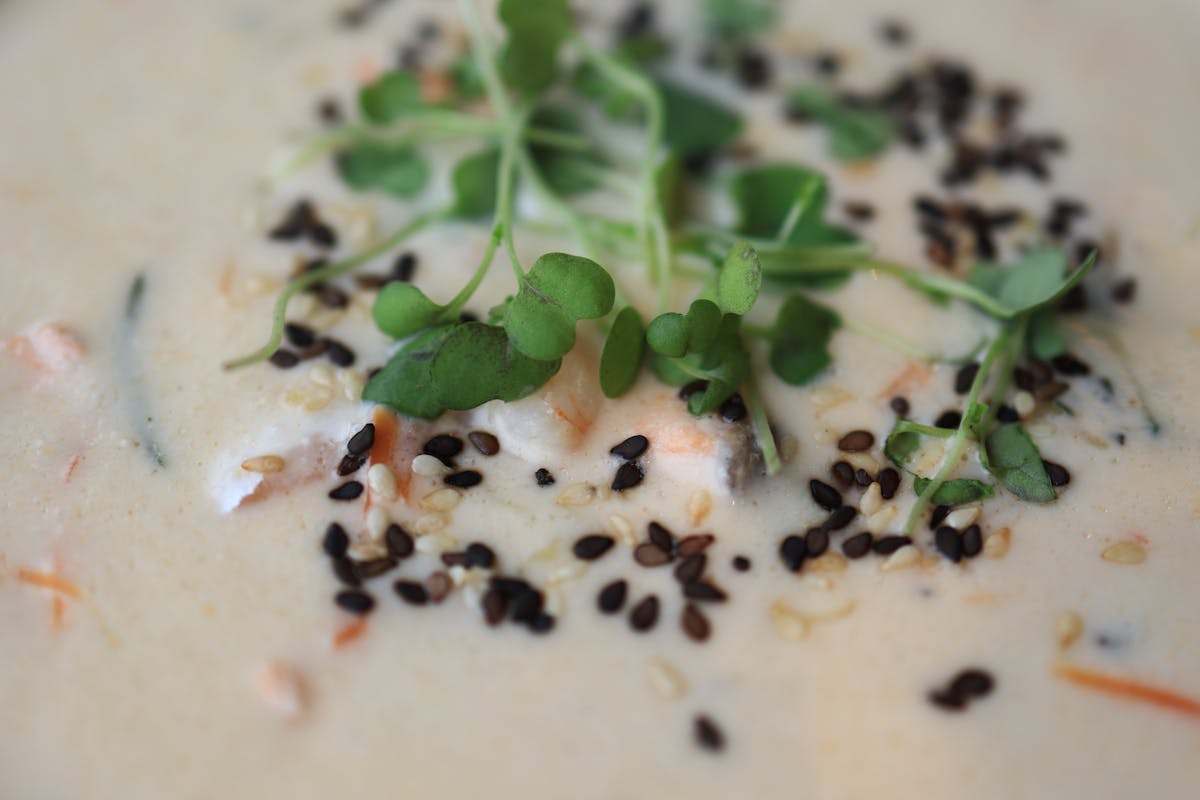 Wie macht man ein cremiges Rahmgemüse aus Zucchini und Möhren?