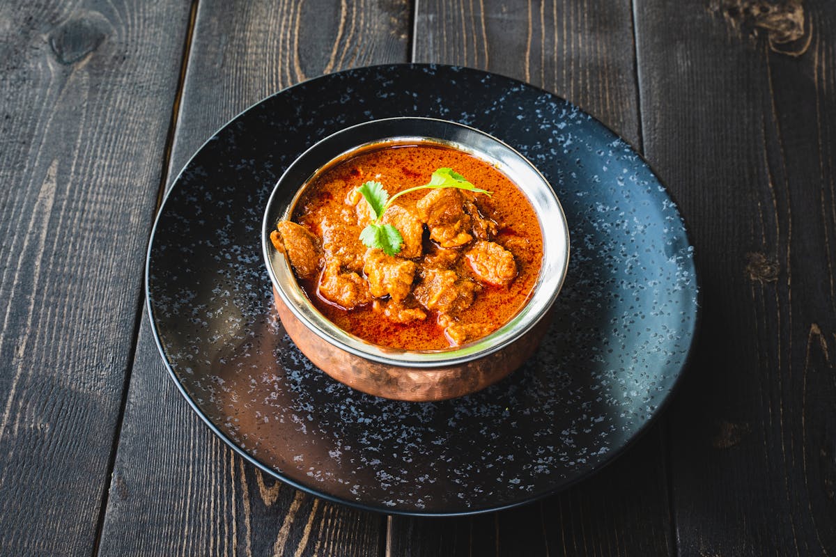 Wie macht man ein deftiges Hühner-Curry in 20 Minuten?