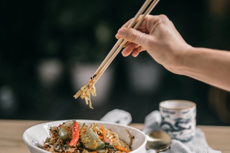 Wie macht man ein schnelles Asia-Gemüse mit Glasnudeln?