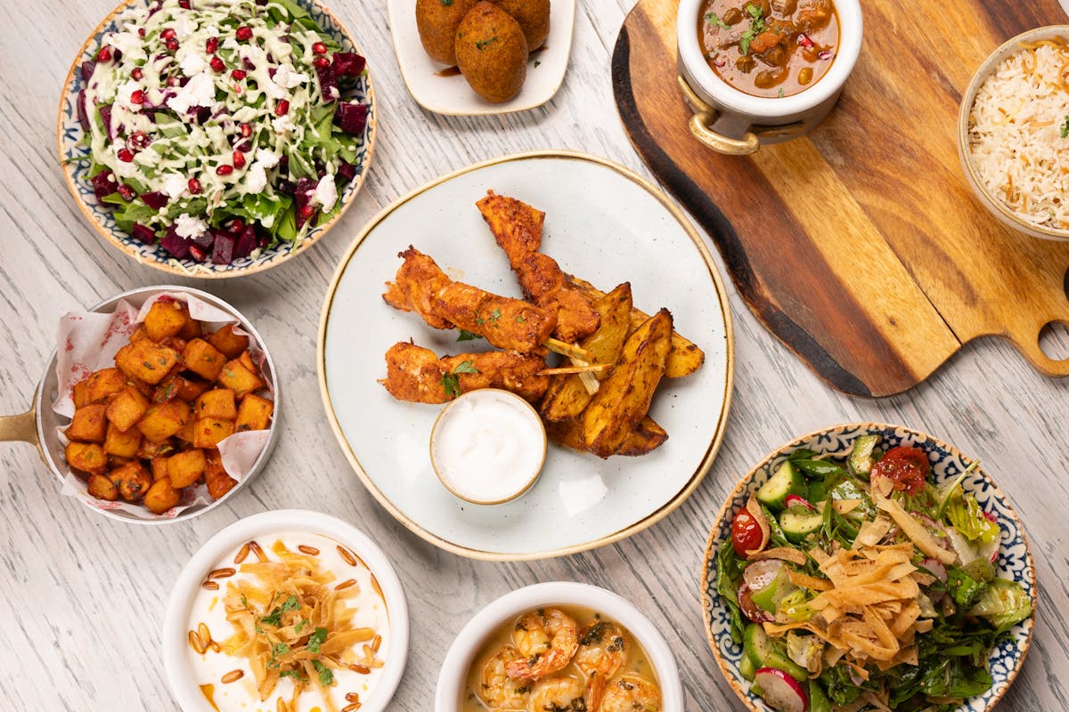 Wie macht man ein schnelles Ofengemüse mit Kräuterdip?