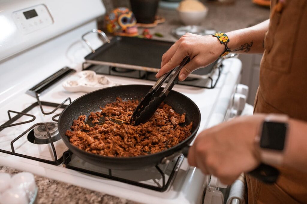 Wie macht man ein schnelles Paprika-Hackfleisch-Gericht aus der Pfanne?