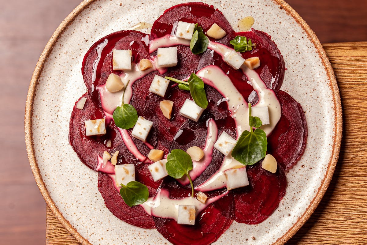 Wie macht man ein würziges Rote-Bete-Carpaccio mit Ziegenkäse?