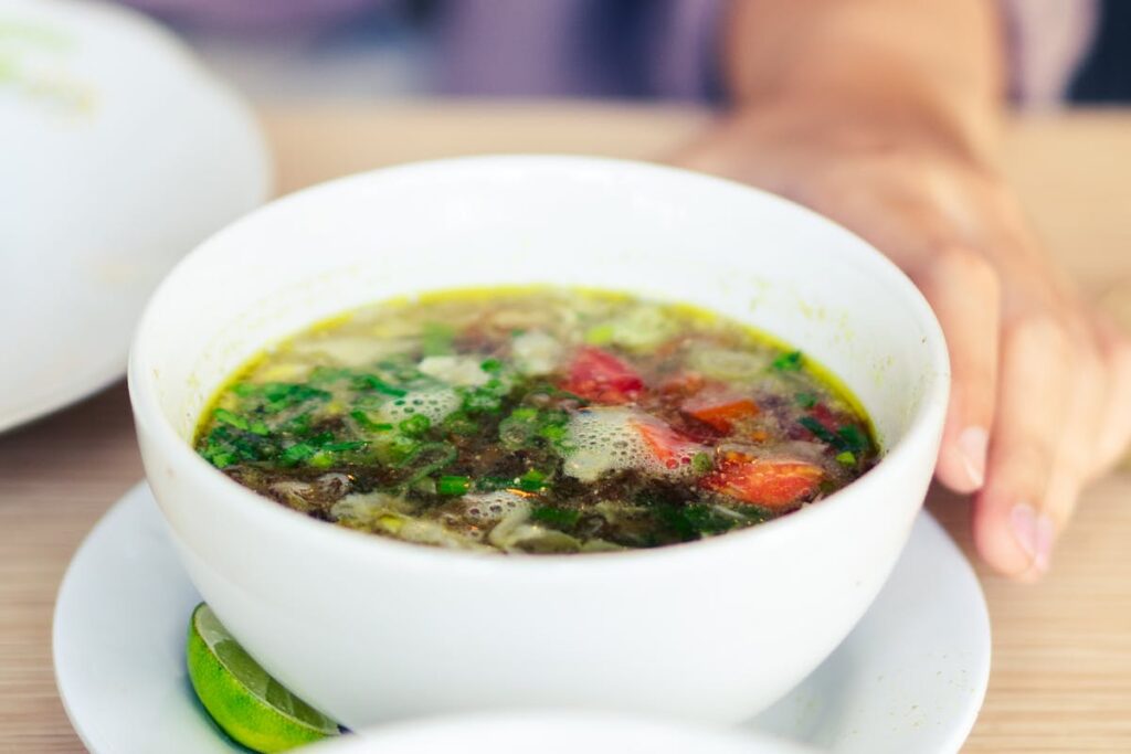 Wie macht man eine einfache Minestrone mit frischem Gemüse?