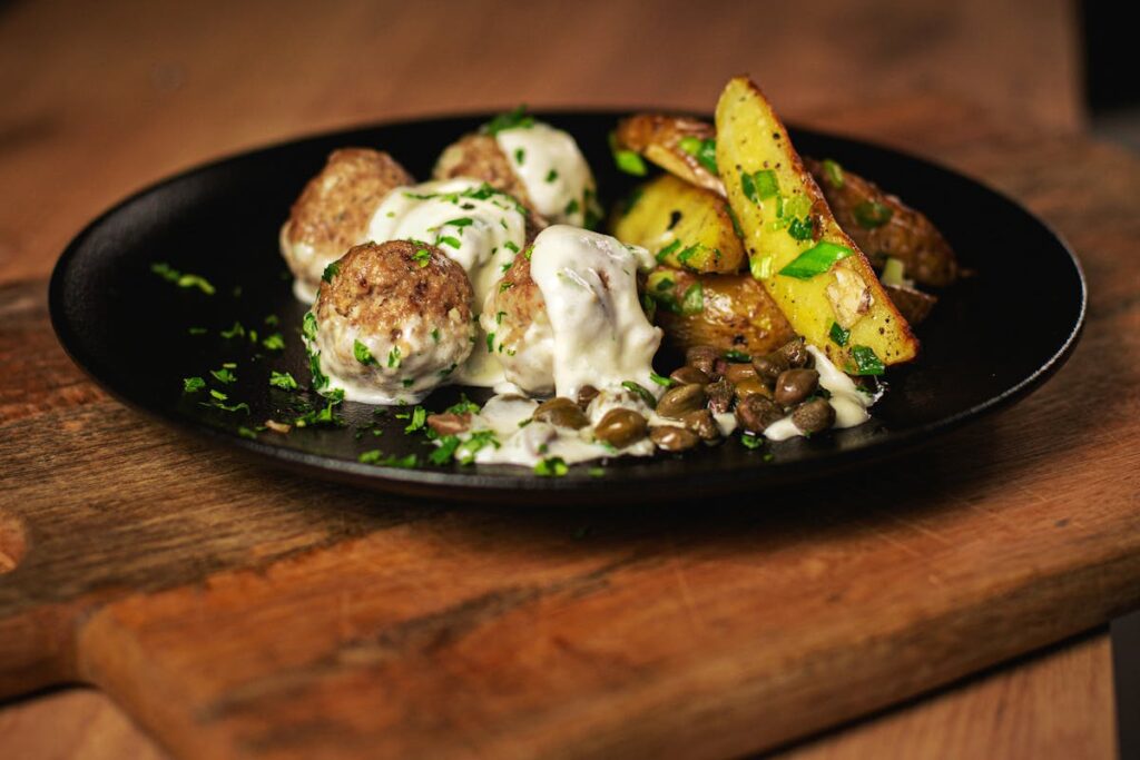 Wie macht man saftige Königsberger Klopse mit Kartoffeln in 30 Minuten?