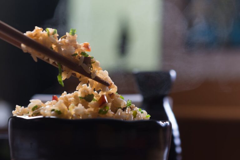 Gebratener Reis mit Ei und Sojasoße in der Pfanne