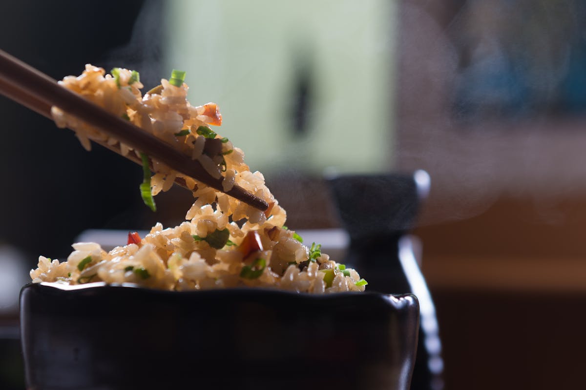 Gebratener Reis mit Ei und Sojasoße in der Pfanne