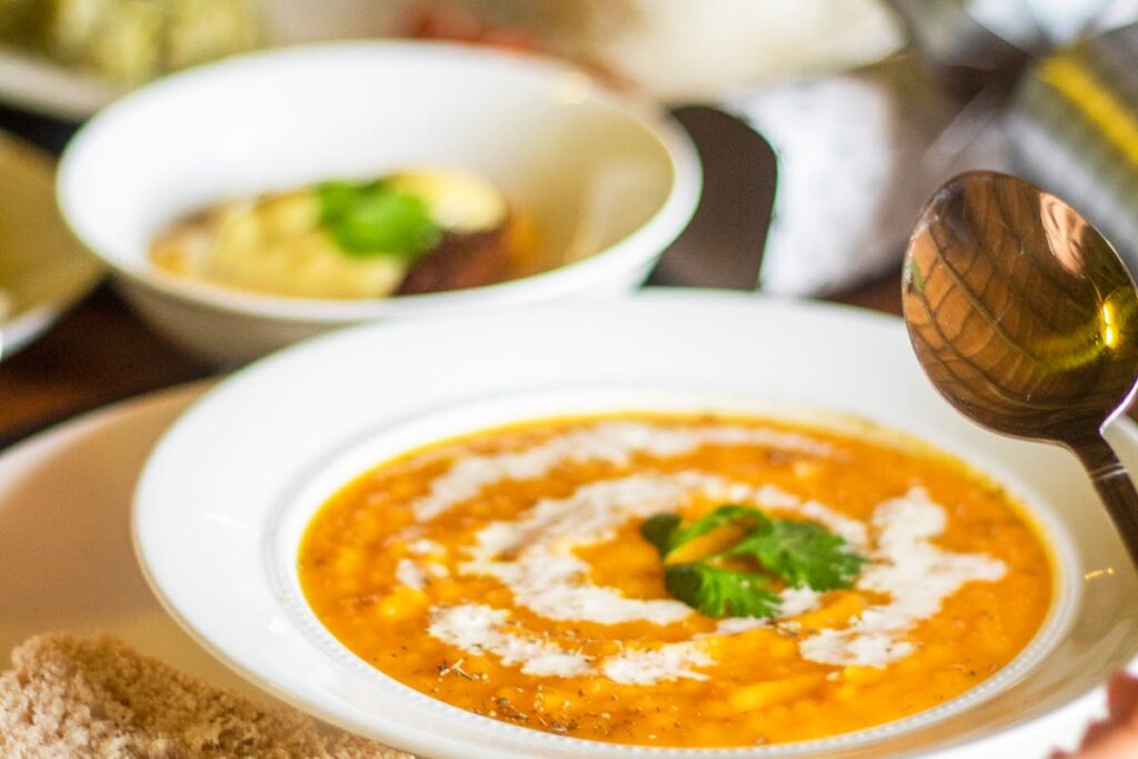 Süßkartoffel-Linsen-Dal mit Kreuzkümmel aromatisieren