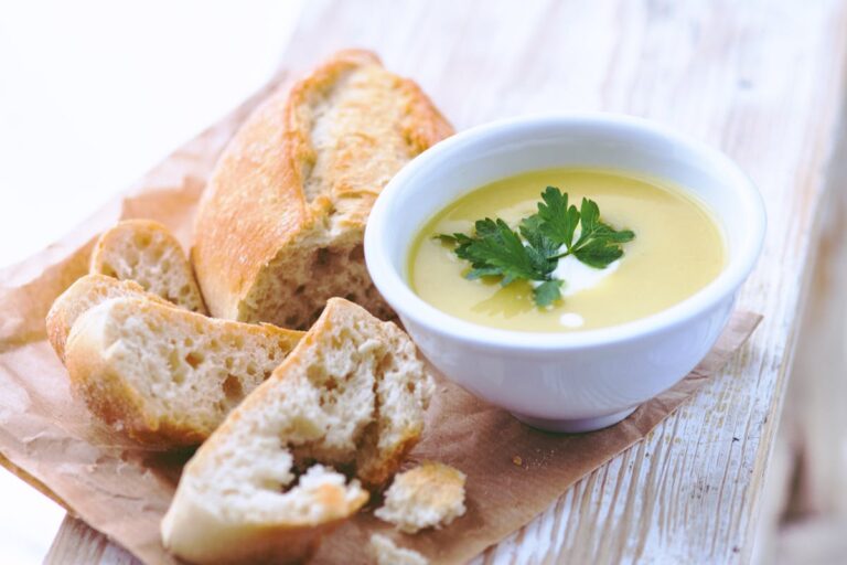 Wie bereitet man eine cremige Lauchsuppe mit Kartoffeln zu?