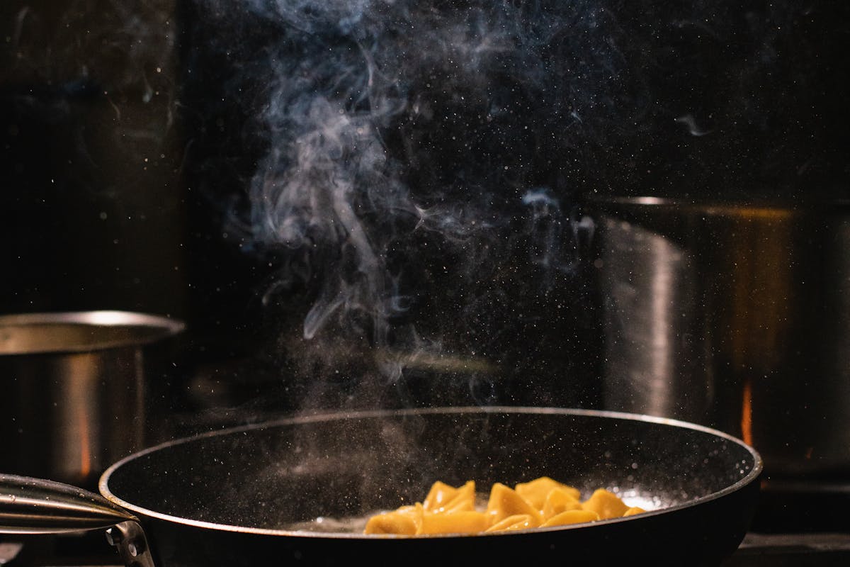 Wie kocht man deftige Steckrübenpfanne mit Kartoffeln und Speck?