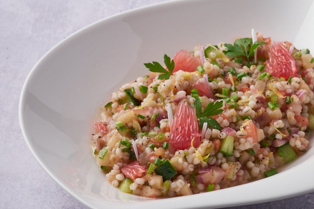 Wie macht man einen leichten Couscous-Salat mit frischem Gemüse? 30 Wie macht man einen leichten Couscous-Salat mit frischem Gemüse?