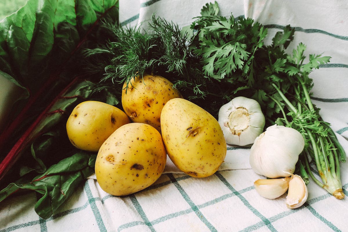 Wie gelingt eine schnelle Lauch Kartoffel Pfanne mit Speck